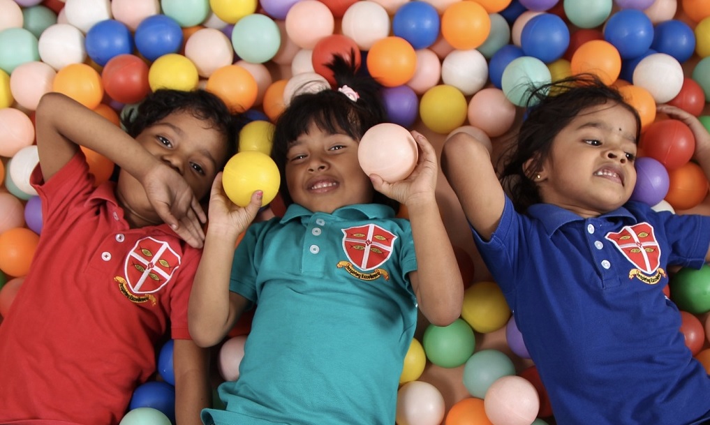 Kids playing in a pool of balls - Creative Session